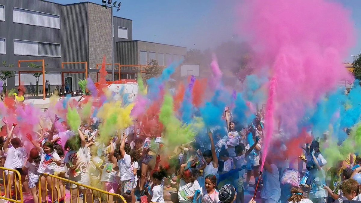 OSsencur's tweet image. 7.dan smo se pridružili španskim učencem na zaključnem praznovanju ob koncu šol. leta. Tudi mi smo se predstavili s plesom. Zaplesali smo v ritmu polke in za ta ples navdušili tudi španske učence. Prireditev se je zaključila v barvah mavrice. #Cmepius #ErasmusPlus #OsSencur