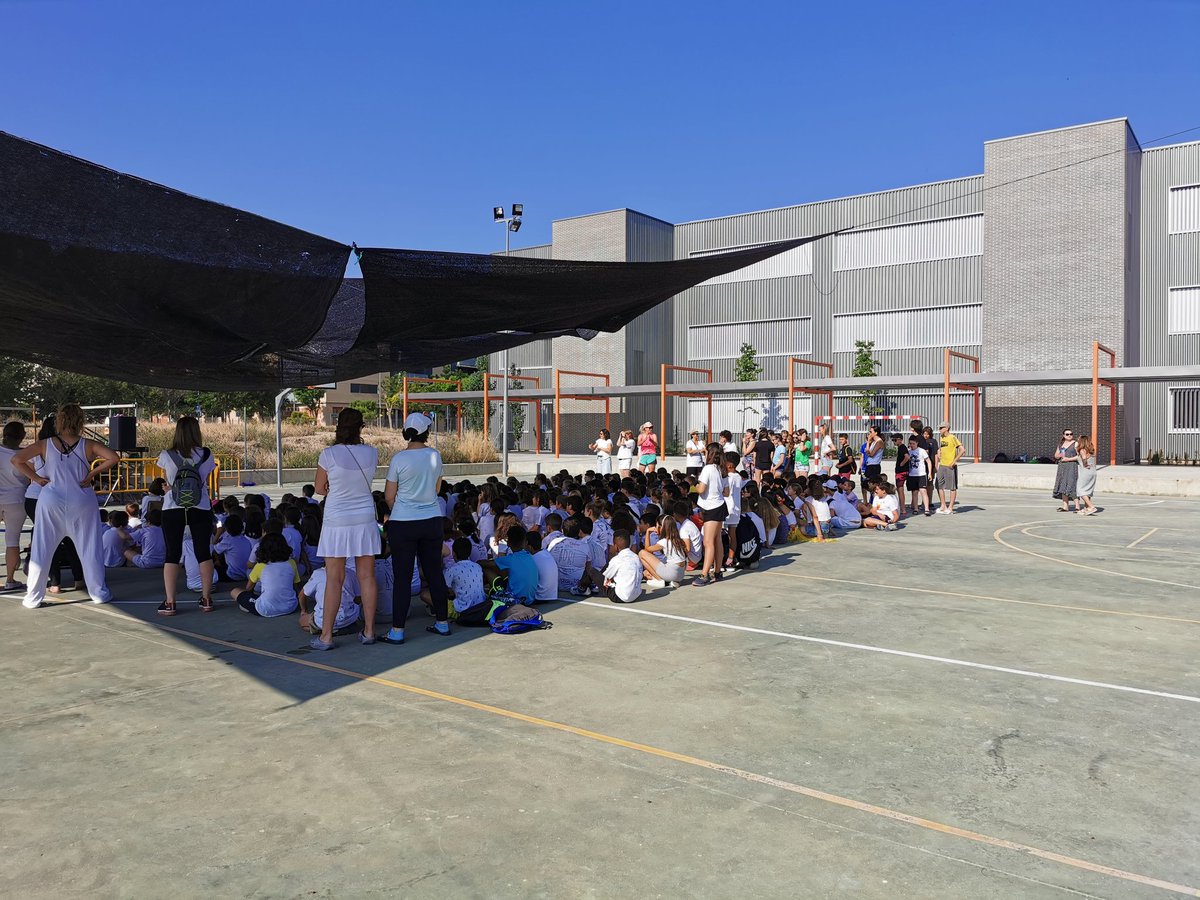 OSsencur's tweet image. 7.dan smo se pridružili španskim učencem na zaključnem praznovanju ob koncu šol. leta. Tudi mi smo se predstavili s plesom. Zaplesali smo v ritmu polke in za ta ples navdušili tudi španske učence. Prireditev se je zaključila v barvah mavrice. #Cmepius #ErasmusPlus #OsSencur