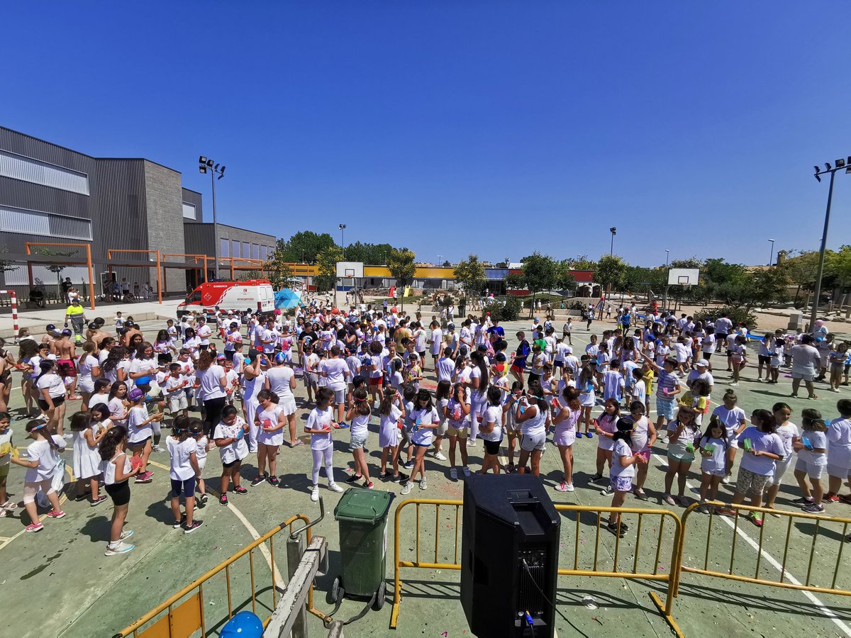 OSsencur's tweet image. 7.dan smo se pridružili španskim učencem na zaključnem praznovanju ob koncu šol. leta. Tudi mi smo se predstavili s plesom. Zaplesali smo v ritmu polke in za ta ples navdušili tudi španske učence. Prireditev se je zaključila v barvah mavrice. #Cmepius #ErasmusPlus #OsSencur