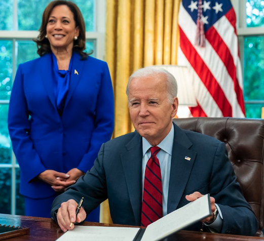 BREAKING: President Biden infuriates MAGA by signing a historic executive order to protect and expand access to contraception — an absolutely crucial measure given the Republican-controlled Supreme Court's recent repeal of Roe v. Wade.

Republican theocrats are coming for birth…