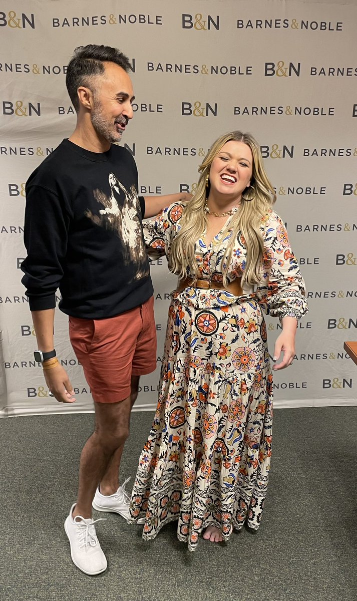 Name a better duo. #KellyClarkson #chemistry #besties