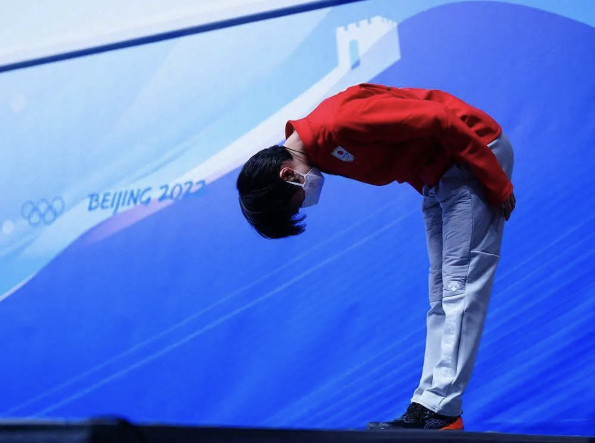 The Olympic flame died for a while lamenting the moment Yuzuru said goodbye with this deep & long bow. He was sitting there alone against a crowd, hurt & heartbroken, in pain, but full of gratitude & spoke about his love for skating. The Truest Olympian. #羽生結弦 #OlympicDay