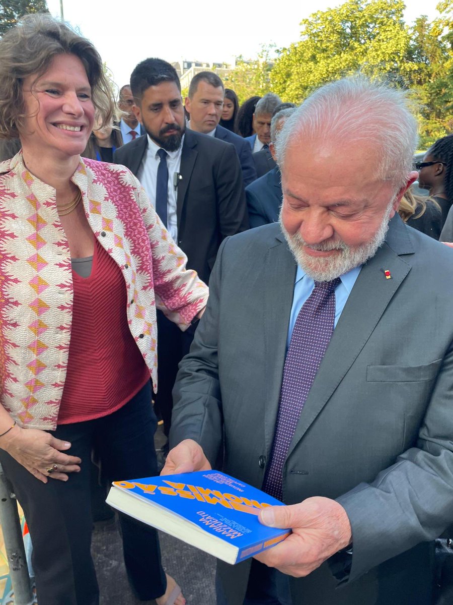 At #newfinancingpact in Paris, gave ⁦@LulaOficial⁩ a copy of Mission Economy in Portuguese. 🚀🌺 ⁦@IIPP_UCL⁩