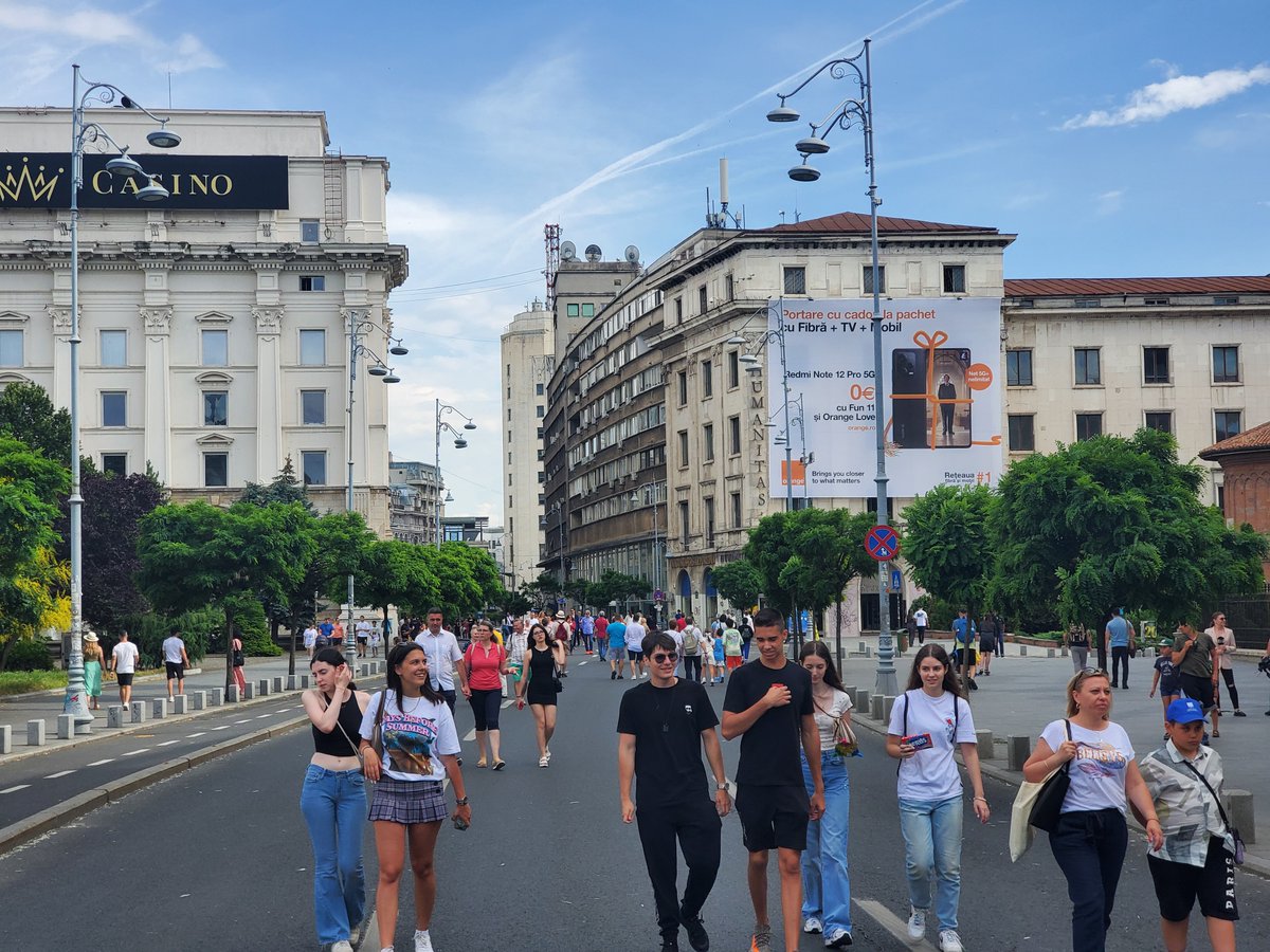 Lows and highs as a #pedestrian in #Bucharest - drivers parking literally anywhere and huge open street on Calea Victoriei  #Romania <a href="/okvivi/">Octavian Costache</a> <a href="/AdinaValean/">Adina Valean</a>