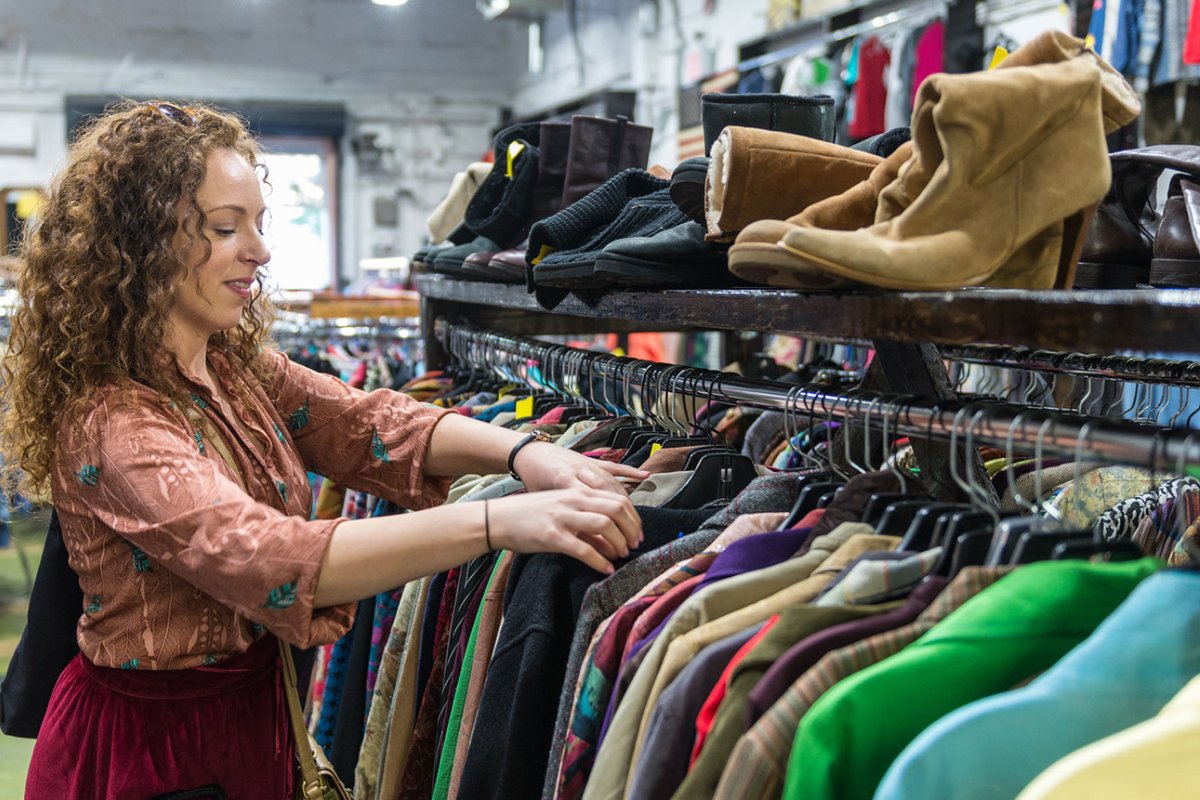 Here’s what the thrifting pros say about how to find the best deals. #frugalliving #moneymatters  cpix.me/a/172174182