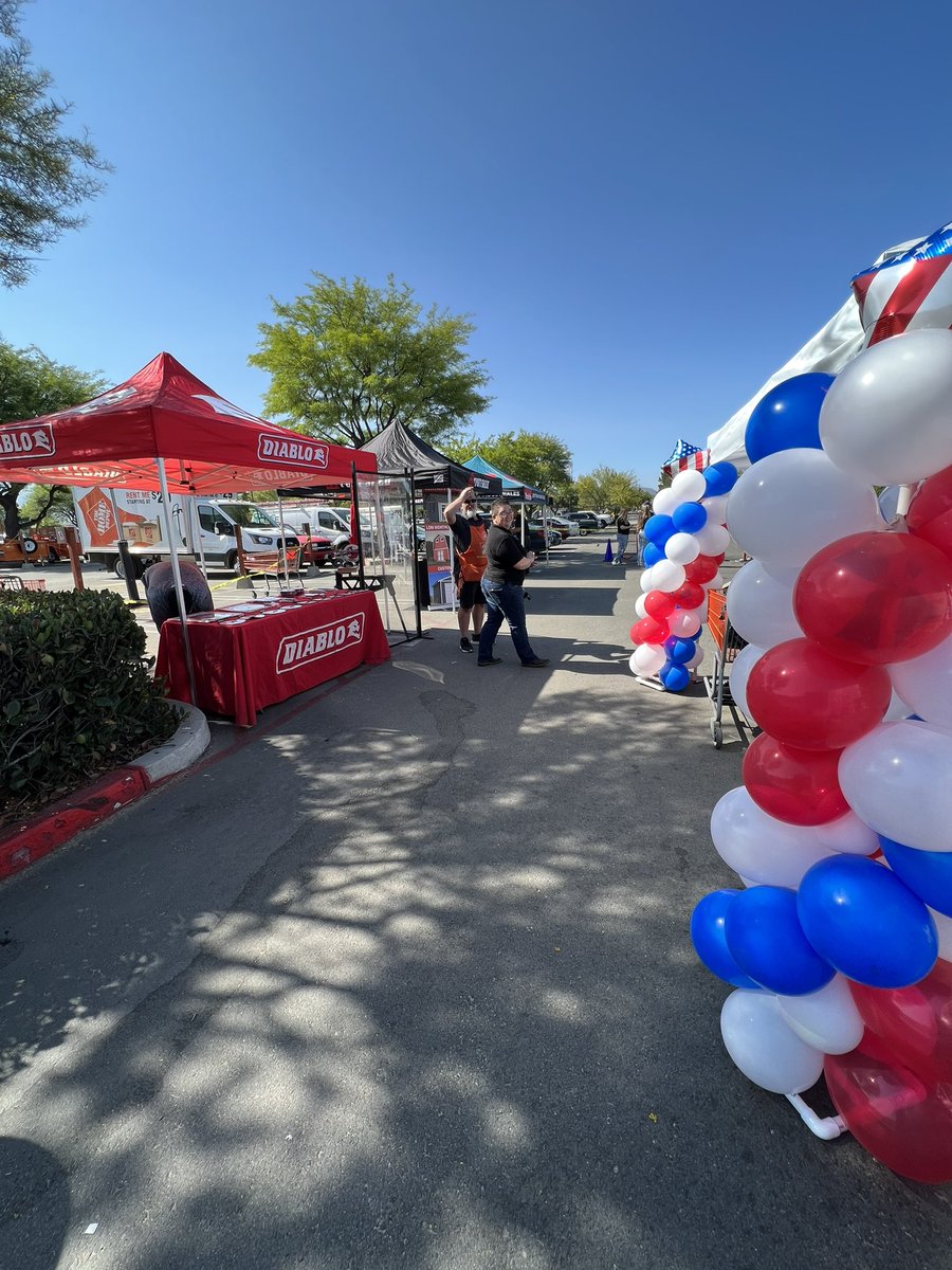 JaniceDS_HD8987's tweet photo. Summer services event at #8987 , great turn out with awesome vendors and lots of pro xtra signups ! https://t.co/ywLE5CPNwq