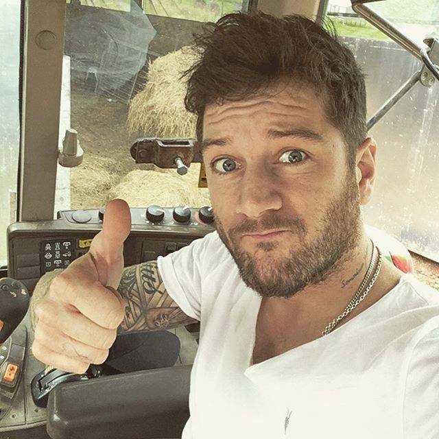 Matt_Cardle_AG's tweet photo. 🤳 It’s a perfect day for a #SelfieSunday #countryboy #tractorchat #MattCardle https://t.co/sC9rjcGRwc