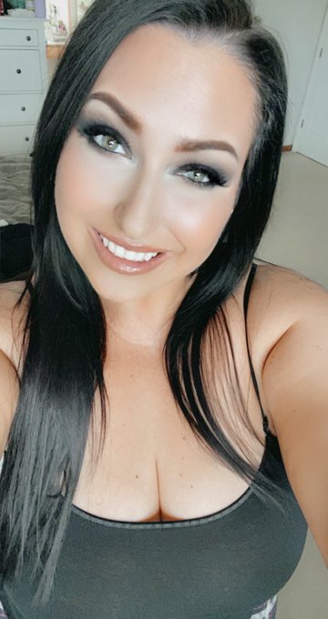 A good makeup day, and it’s Friday ? https://t.co/BUnbZu0Ged