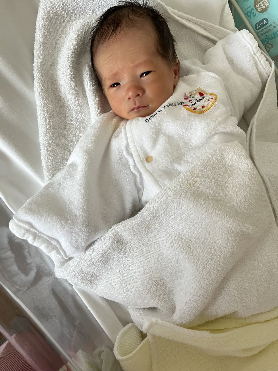 whitefalconyuk's tweet photo. ����2023.04.21 (金)👼

生後4日目👶🍼

退院まで面会はできないので…😭

写真だけ👼

#新生児  #赤ちゃん
#男の子  #男の子ベビー  #長男
#4月生まれベビー  #4月生まれ
#育児  #育児記録
#赤ちゃんのいる暮らし
#赤ちゃんのいる生活
#静岡  #掛川 https://t.co/9FkbOx7WAE