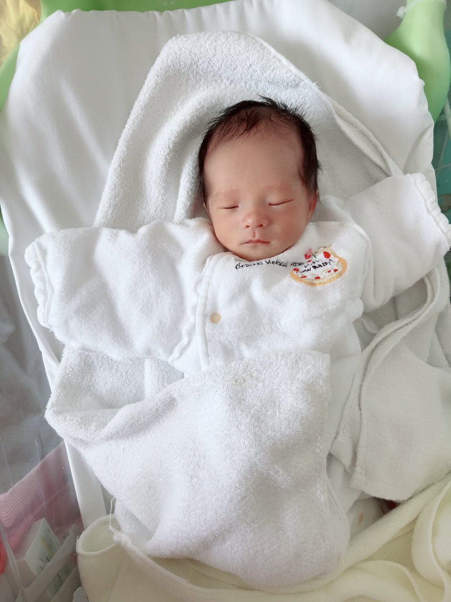 whitefalconyuk's tweet photo. ����2023.04.21 (金)👼

生後4日目👶🍼

退院まで面会はできないので…😭

写真だけ👼

#新生児  #赤ちゃん
#男の子  #男の子ベビー  #長男
#4月生まれベビー  #4月生まれ
#育児  #育児記録
#赤ちゃんのいる暮らし
#赤ちゃんのいる生活
#静岡  #掛川 https://t.co/9FkbOx7WAE