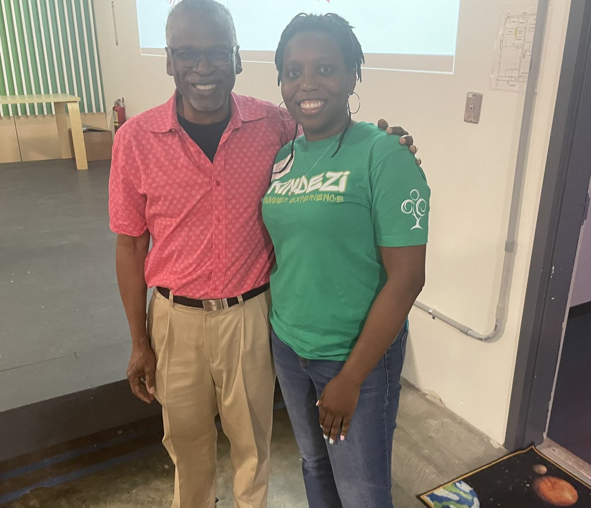 SRdataanalyst's tweet photo. Played with the super soaker as a kid and met the creator today 🤩Dr. Lonnie Johnson inventor • engineer• entrepreneur…not to mention all the Nerf currently in my house #boymom #JohnsonSTEMActivityCenter @LonnieGJohnson https://t.co/8jrLHtnSd4
