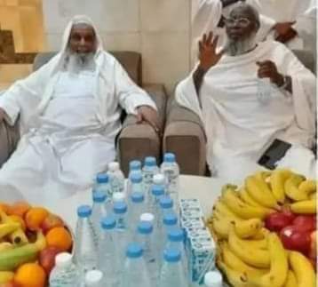 እኛ ምናውቀው የሙስሊም ኡማ መሪዎች እራሳቸውን አስርበው ሌሎችን ሲመግቡ ነው። ሁጃጆች ተርበናል እያሉ ይህንን ፎቶ መለጠፍ ድንበር ማለፍ ነው። በሰው ገንዘብ እንዲህ መኩራት አያዋጣም።