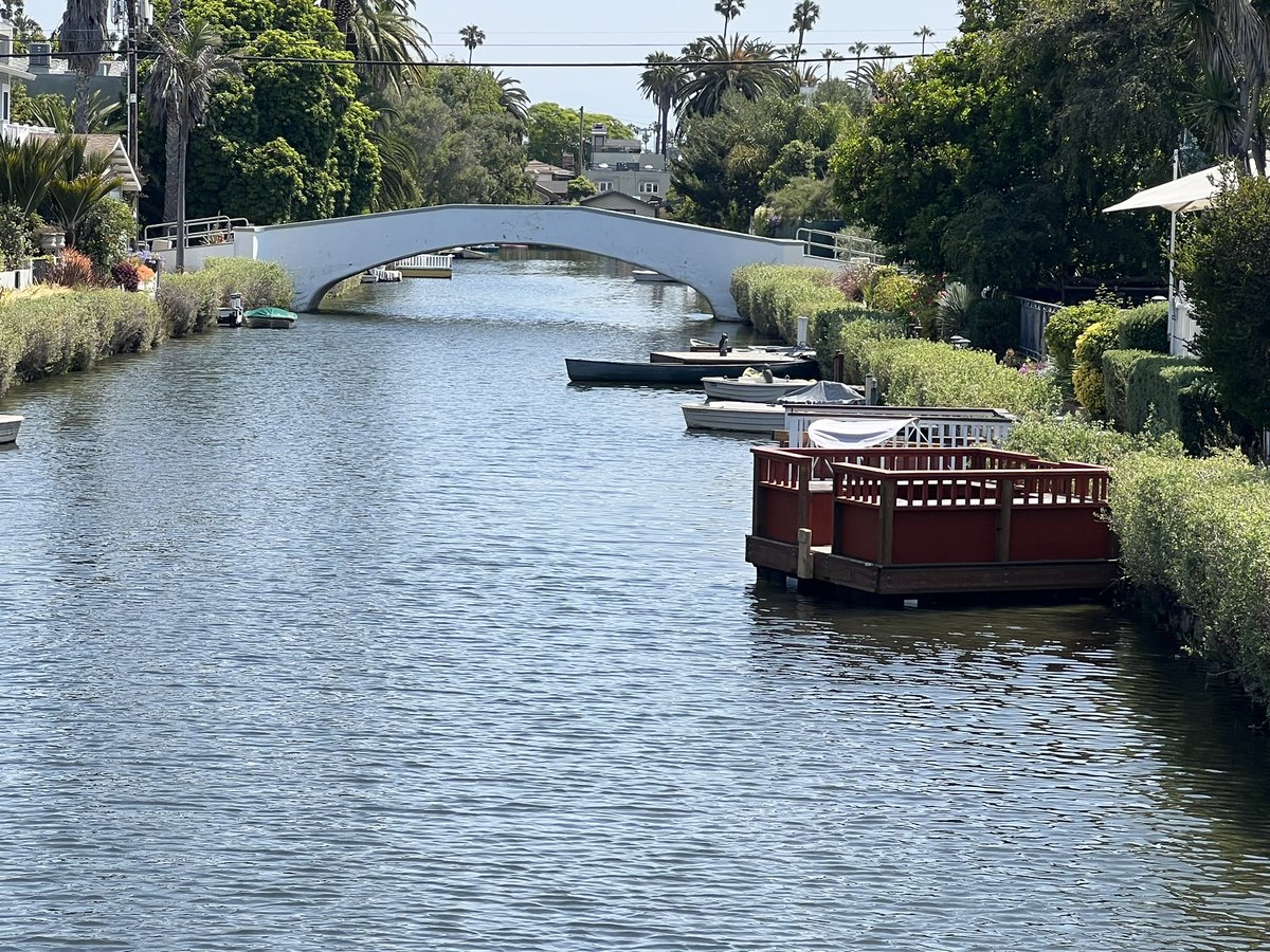 btsunoda's tweet image. We took advantage of the beautiful weather today and walked the Venice Canals. Fun to imagine what it would be like living here. #venicecanals #LosAngeles #TGIF