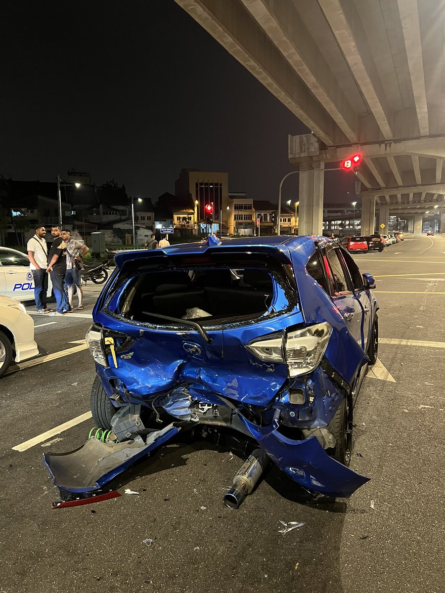 Duduk diam2 kt traffic light, kena hentam dari belakang. Kereta mmg total lost dah gayanya ni. Bayangkan mcm mana kuatnya impak perlanggaran tu. berapa lah agaknya si cina tu bawak sampai mcmni ha keadaan kete 😭 Semoga cepat sembuh Kakjue, Airis dan Dyla 😭🤲🏻