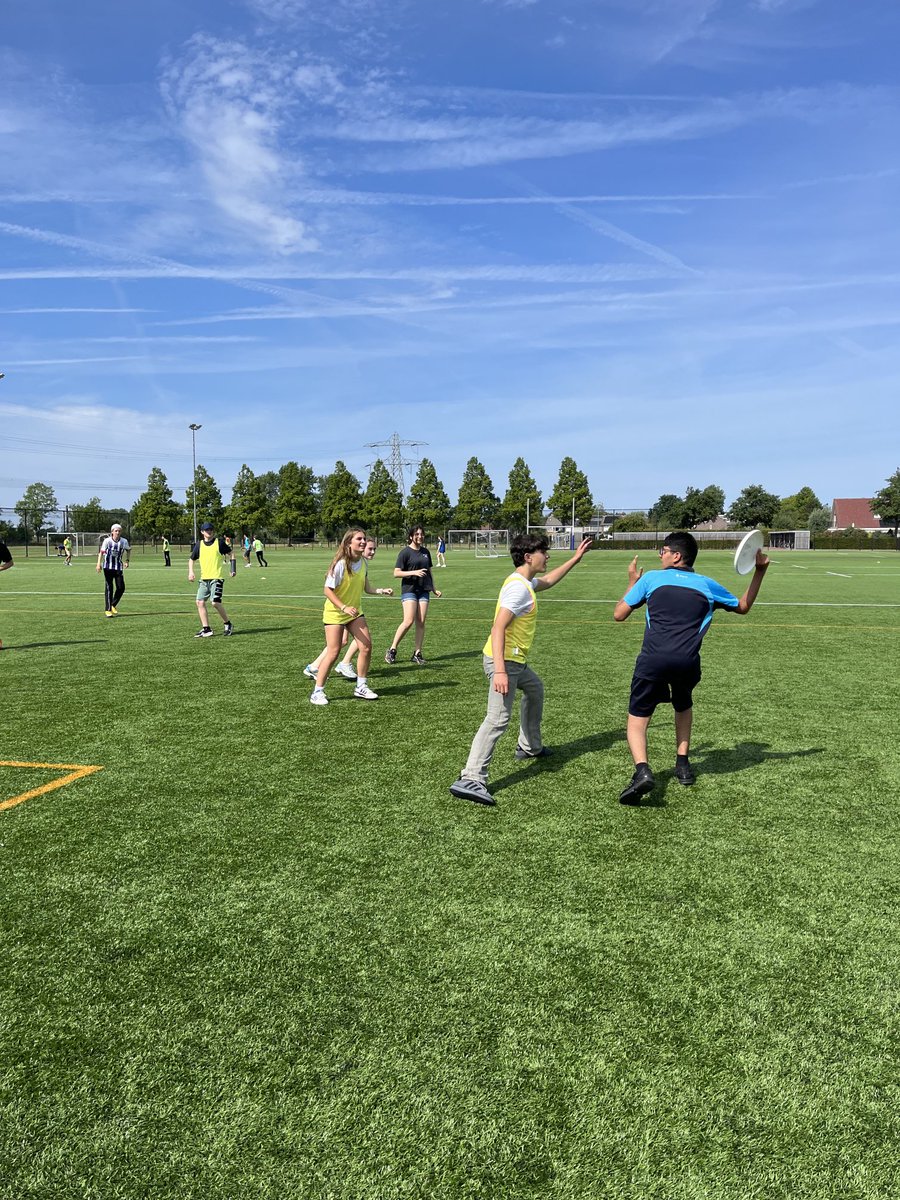 laraglyons's tweet photo. Loved seeing so many new players ⁦@BSN_SSV⁩ #UltimateFrisbee on this sunny Friday!  Four teams playing with great spirit &amp; an honorary frisbee given to our French student who returns to France today. #SchoolCommunity #Belonging #StudentSport https://t.co/90Ypkh1ova