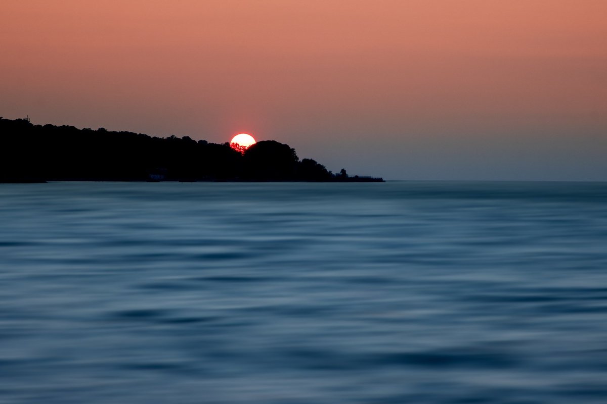 FunGuy_Photo's tweet photo. Summer solstice sunrise 

The sun just peeking over the trees https://t.co/w5xcWf9w1U