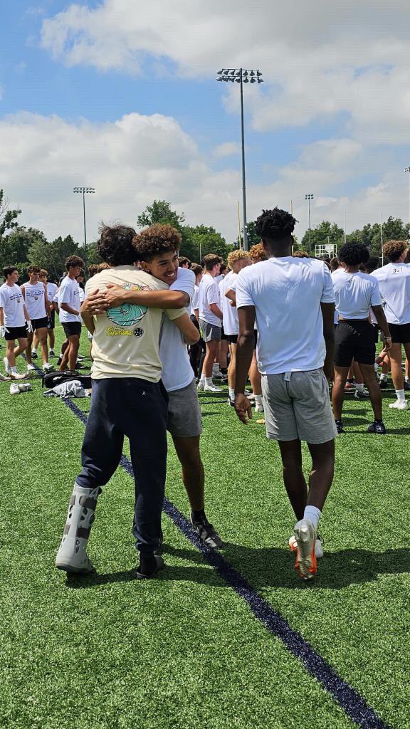 Their high schools maybe over 100miles apart from each other but whenever they run into each other at camps or line it up against each other in the fall it’s all love @TeamFullGorilla is a family thing🦍🏈💯 #ballers #ifyouballyoullgetthecall #skorillas #gorillawarfare #OAGAAG