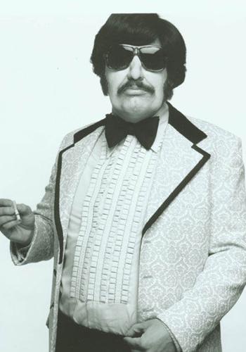 ColinDavi_es's tweet photo. Alex Turner seems to be heading in the direction of developing Tony Clifton-esque stagecraft and outfit here. 

All for it tbh 🤷‍♂️

#glastonbury2023 https://t.co/O66nCZhBbn
