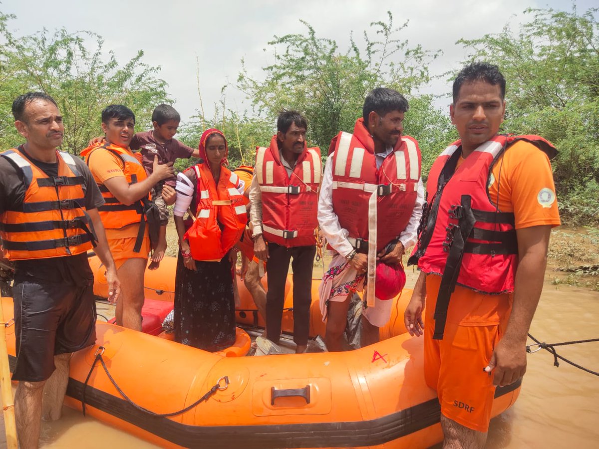 SDRF रेस्क्यू टीम ने #जालोर ज़िले के #आहोर में जवाई नदी के टापू पर फंसे 06 नागरिकों को रेस्क्यू कर सुरक्षित स्थान पर पहुँचाया
Well done ✅ #SDRF_रेस्क्यू_टीम 
#BiparjoyCyclone 
@PoliceRajasthan @RajCMO @1stIndiaNews @JalorePolice