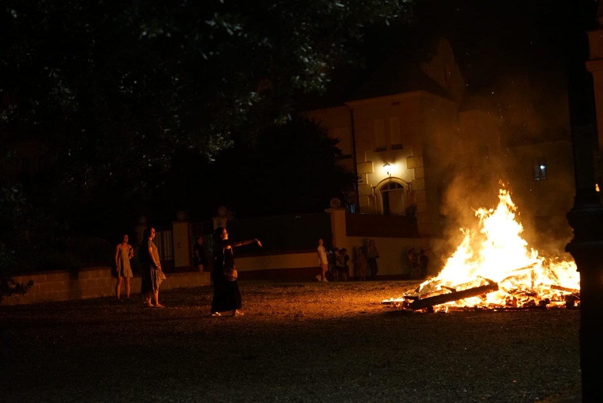 La noche mágica de San Juan reúne a los vecinos en torno al fuego y los buenos deseos.