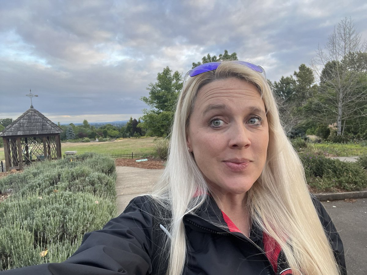DrJJTuga's tweet photo. I spent #NationalForageWeek in the Willamette Valley “the cool season grass seed production capital of the world”! Special thanks to @MtnView_Seeds for the opportunity to speak about our program at the field day and visit beautiful Oregon! #UGABeef #MVSForage #Collaboration https://t.co/PHUsgJUNrV