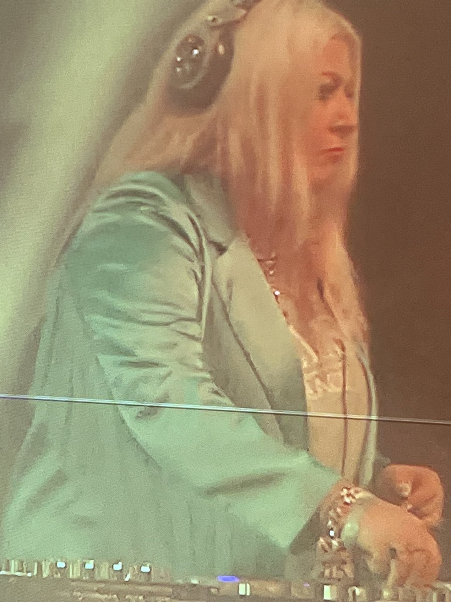 Vanessa Feltz on the knobs for Kellis #glastonbury2023