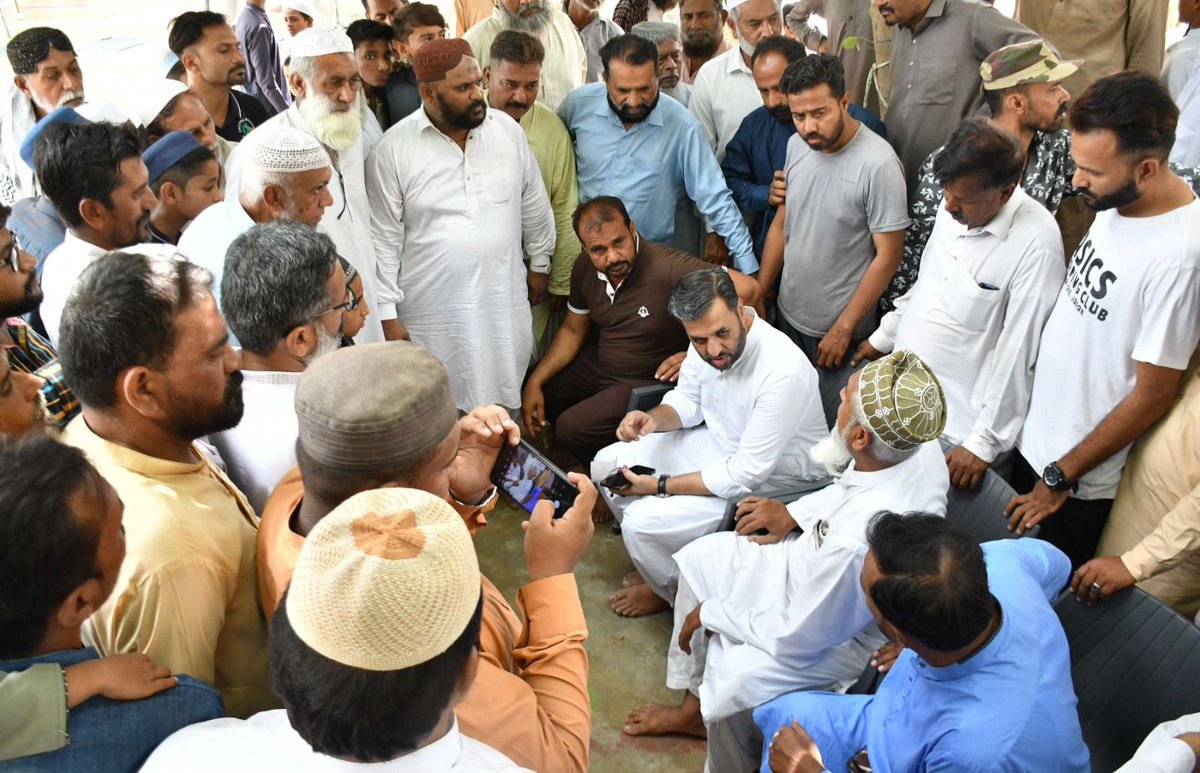 RealNomanKhan's tweet photo. مورخہ 23 جون 2023
متحدہ قومی موومنٹ پاکستان کے سینئر ڈپٹی کنوینر @KamalMQM نے بلدیہ ٹاؤن مشرف کالونی بلاک Eجامع مسجد فیضانِ اسماعیل میں نماز جمعہ ادا کی امام مسجد نے سینئر ڈپٹی کنوینر مصطفیٰ کمال بھائی کیلئے خصوصی دُعا کروائی کہ اللّٰہ پاک مصطفیٰ بھائی کو پھر سے وہ مقام عطا فرما کہ وہ اس شہرکراچی اور پاکستان کے لوگوں کی پھر سے خدمت کرسکیں۔نماز جمعہ کی ادا ئیگی کے بعد علاقہ معززین اور جامع مسجد فیضان اسماعیل انتظامیہ سے ملاقات کی ان کے ہمراہ ایم کیو ایم پاکستان بلدیہ ٹاؤن  کے نگراں آرگنائزر واراکین ٹاؤن کمیٹی بھی موجود تھے۔
@Conv_KMS @AnisMQM @DFSMQM @AteebFurqan @SyedAminulHaque @SyedUsmanbaldia @IamNomanArif @RealAkramKK @MQMPKOfficial @geonews_urdu @arynewsud @ARYNEWSOFFICIAL @SAMAATV @BOLNETWORK @DunyaNews @HamidMirPAK @shazbkhanzdaGEO