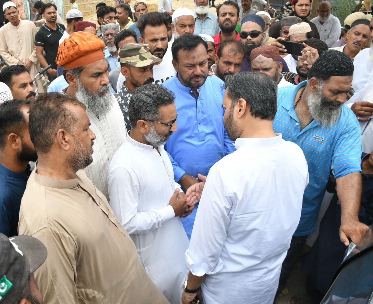 RealNomanKhan's tweet photo. مورخہ 23 جون 2023
متحدہ قومی موومنٹ پاکستان کے سینئر ڈپٹی کنوینر @KamalMQM نے بلدیہ ٹاؤن مشرف کالونی بلاک Eجامع مسجد فیضانِ اسماعیل میں نماز جمعہ ادا کی امام مسجد نے سینئر ڈپٹی کنوینر مصطفیٰ کمال بھائی کیلئے خصوصی دُعا کروائی کہ اللّٰہ پاک مصطفیٰ بھائی کو پھر سے وہ مقام عطا فرما کہ وہ اس شہرکراچی اور پاکستان کے لوگوں کی پھر سے خدمت کرسکیں۔نماز جمعہ کی ادا ئیگی کے بعد علاقہ معززین اور جامع مسجد فیضان اسماعیل انتظامیہ سے ملاقات کی ان کے ہمراہ ایم کیو ایم پاکستان بلدیہ ٹاؤن  کے نگراں آرگنائزر واراکین ٹاؤن کمیٹی بھی موجود تھے۔
@Conv_KMS @AnisMQM @DFSMQM @AteebFurqan @SyedAminulHaque @SyedUsmanbaldia @IamNomanArif @RealAkramKK @MQMPKOfficial @geonews_urdu @arynewsud @ARYNEWSOFFICIAL @SAMAATV @BOLNETWORK @DunyaNews @HamidMirPAK @shazbkhanzdaGEO