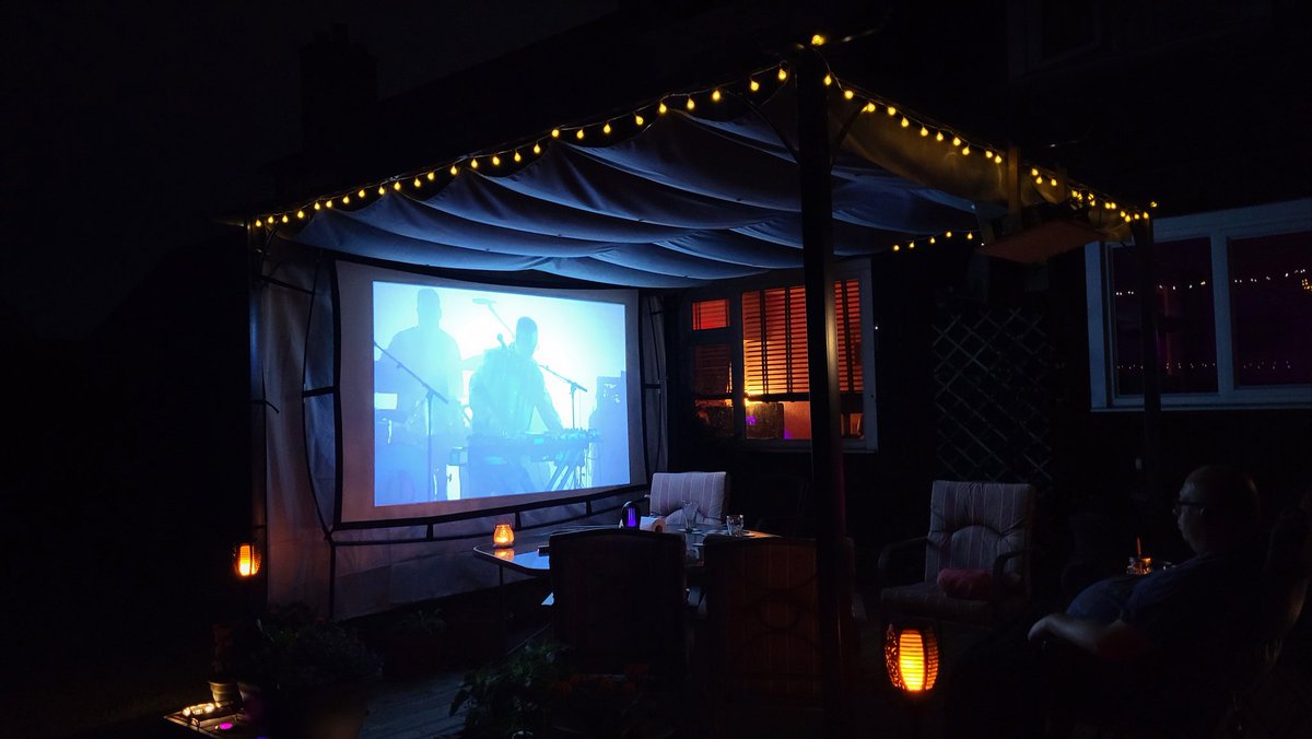 lesleymann25's tweet photo. Glasto in the garden @bbcglasto @glastonbury @GlastoLive #glastonbury2023 #gardenglasto get in!! #hotchip https://t.co/AizqldBi8M