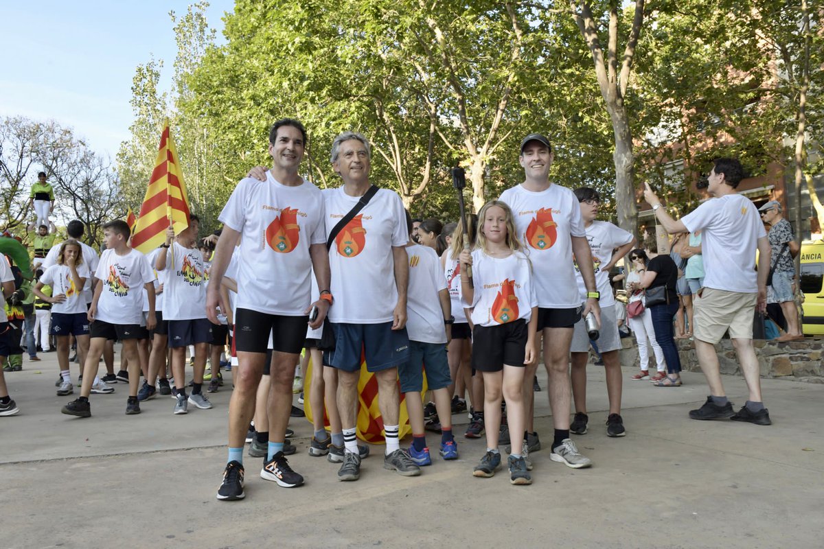 ViladecansTweet's tweet photo. Una flama que mai s'apaga!🔥

La revetlla de Sant Joan és una nit plena de desitjos i de somnis i a #Viladecans volem cremar-nos sempre amb l'espurna de la cultura i la diversió!🍾🎉

Així hem rebut la flama del Canigó! Ara, a gaudir de la nit més curta de l'any i de l'estiu🌞 https://t.co/32TDpsXOBZ
