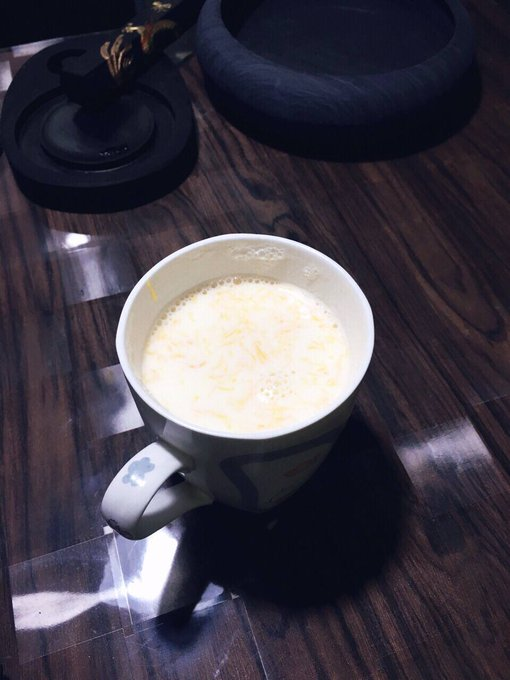 Drink hot milk before going to bed hot milk with a milk pot, add three icing sugar, have time to add an egg, stir with a spoon, and drink a cup of hot milk before going to bed is good to sleep.🌙