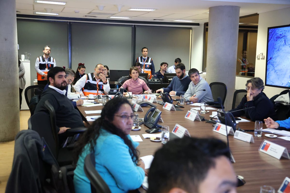 min_interior's tweet photo. 🔴 Ministra @Carolina_Toha inicia nuevo COGRID junto a autoridades sectoriales y equipos técnicos para disponer medidas y despliegue por sistema frontal en zona centro sur. Desborde de ríos e impacto en suministro de agua potable son los principales focos del trabajo en terreno https://t.co/HU1jKsqGrh