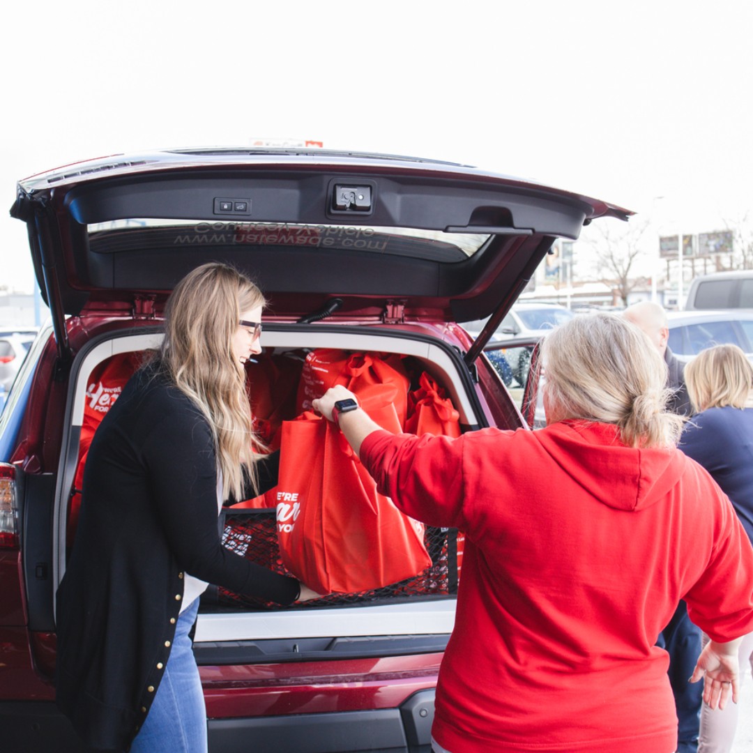 kengarff's tweet photo. Employees from our Downtown Imports dealerships teamed up with @forthekidsorg to buy, pack, and deliver 500 bags of food to local elementary schools for their latest #WH4Y project! The food will help students reliant on school lunches continue to have meals over school break. https://t.co/XMebyjxIRs