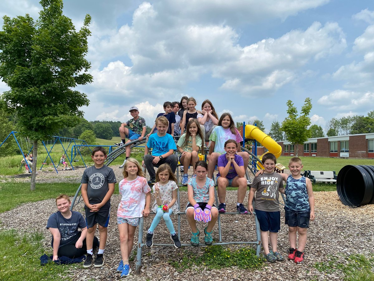Broughton3rd4th's tweet photo. ...and that's a wrap!!

Thank you families for your support this year. I will miss all of your kiddos. Keep on reading and writing!

✌🏼 https://t.co/I6E20JsdHU