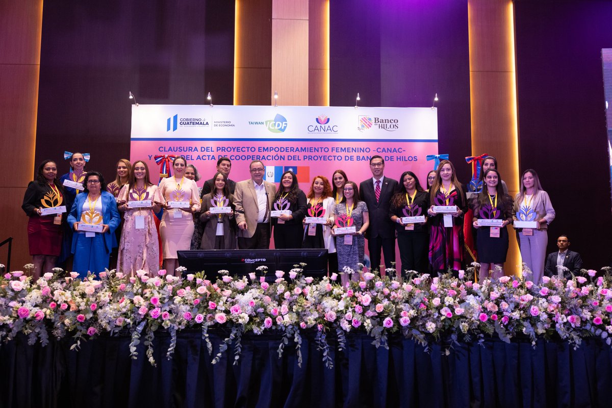 DrGiammattei's tweet image. Más de 2 mil 500 mujeres del sector #Mipyme fueron capacitadas en el Programa de Empoderamiento Femenino Canac, que se vincula a 4 pilares fundamentales de mi gobierno y es el resultado del trabajo entre Guatemala y la República de China (Taiwán). 🇬🇹🇹🇼

#CumpliéndoleAGuate