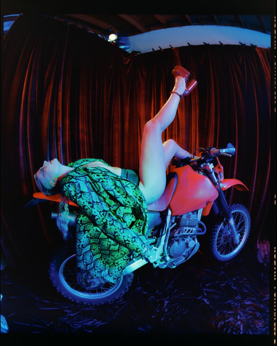 Need a ride? 🏍️ On my way to @LadyLandFest! 1st time playing New York Pride!!!!👏🏼💥💋🤡🏳️‍🌈🏳️‍⚧️🦪🥯 Thrilled to be playing with @bigfreedia @HONEYDIJON @JUNGLEPUSSY @_iamcobrah_ @gottmik 📸 @deanbradshaw @FOXES_Magazine #peachesnisker #teachesofpeaches #pride #pride2023 #nycpride