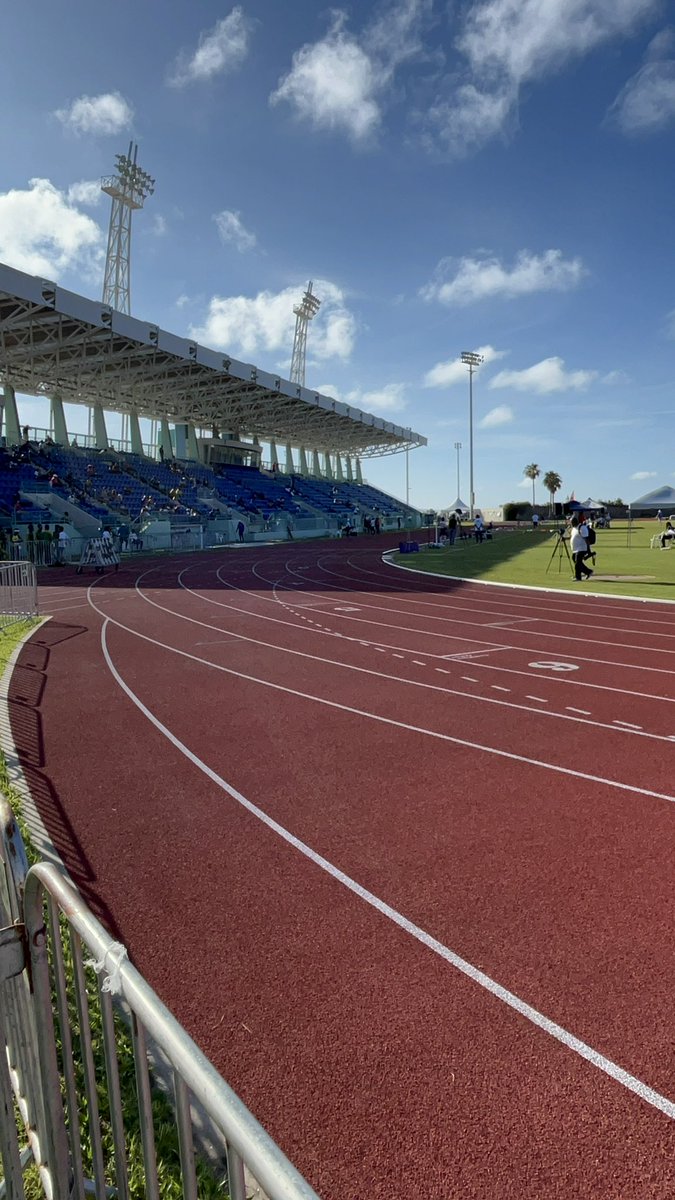 Ran into Bermudian Olympic athlete Caitlin Bobb who is the daughter of my college assistant track coach Dawnette Bobb and my track brother David Bobb all from @UMBCAthletics @XCTFBermuda #camaraderie #culture #Competition @milesplit