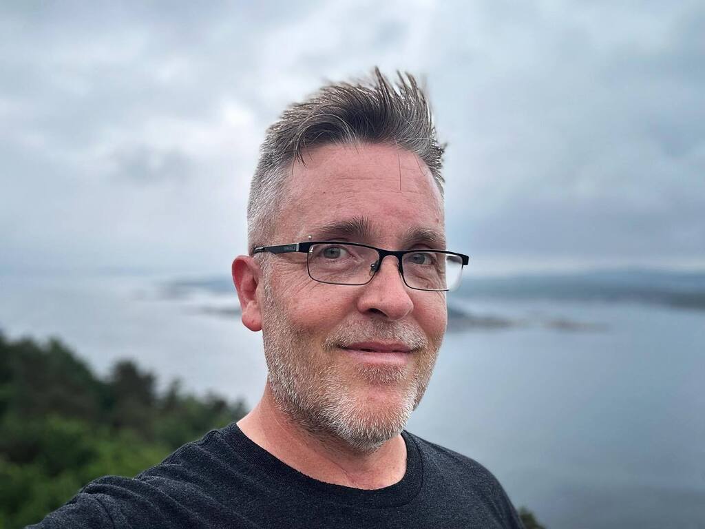 Hiking 

The #odderøya walk was a challenge and humid beyond belief, but in balance was a lot of fun and deeply rewarding. In the background is the island of Flekkerøya, which I intend to visit via undersea tunnel next time.

#kristiansand #norway #lewis… instagr.am/p/Ct2W-wetzF_/