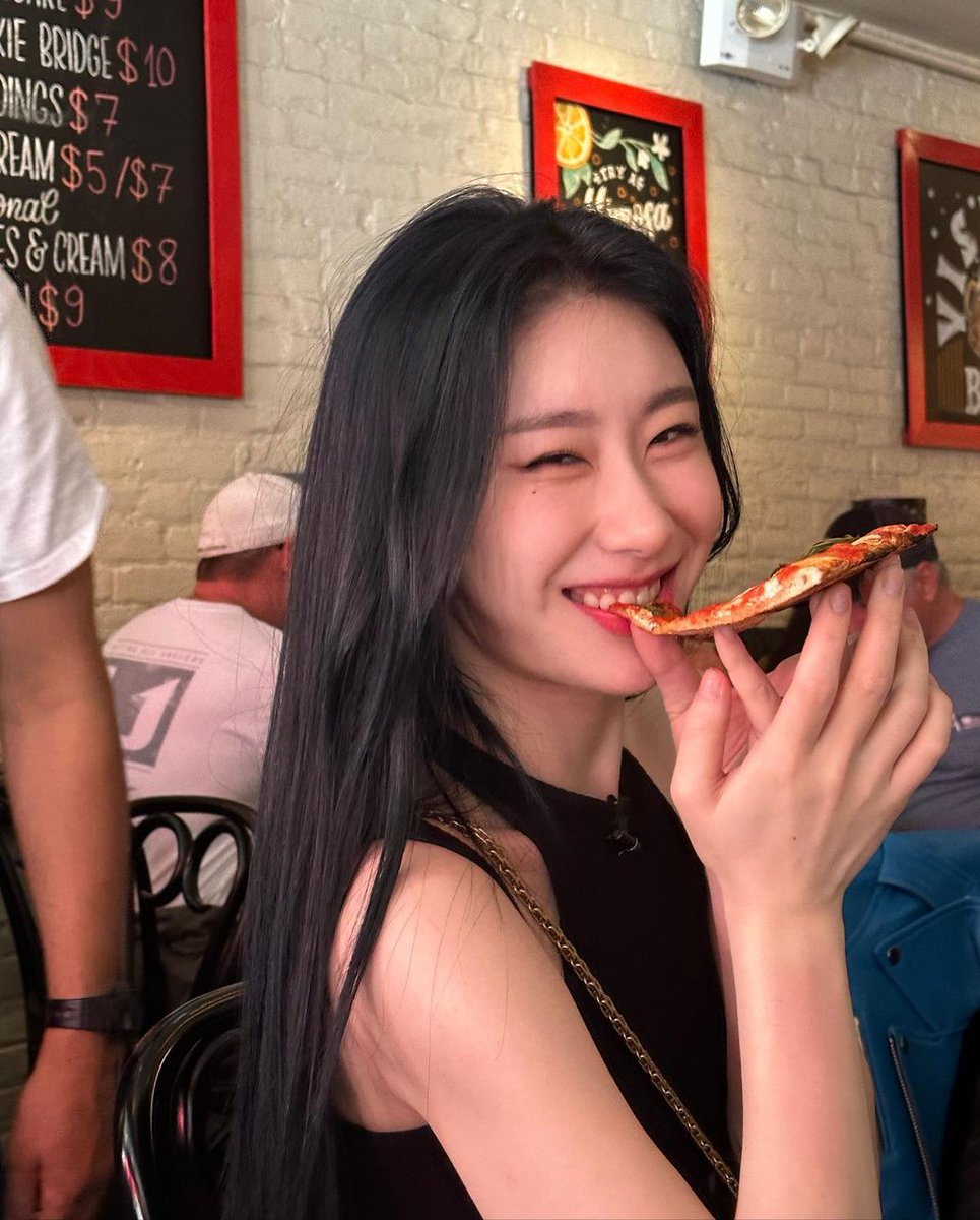 Chaeerry's tweet photo. Savoring every bite with a smile, because pizza is pure happiness on a plate! 🍕*.ﾟ https://t.co/lOkwMhve6j