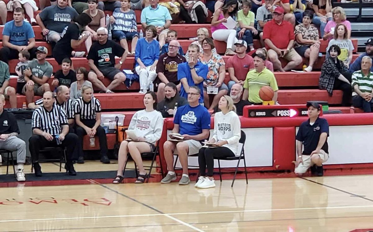 doug_muxlow's tweet photo. Thumb Senior All Star Game🏀 2x Thumb POY @kendal_muxlow in the house & judges the dunk contest and current Thumb POY @gaden_muxlow knocks down 4 triples in an East win! Congrats @KolakovichTrey Game MVP @KroetschZachary 3 Pt Shootout #Warriorbound https://t.co/bawDR6i7a3