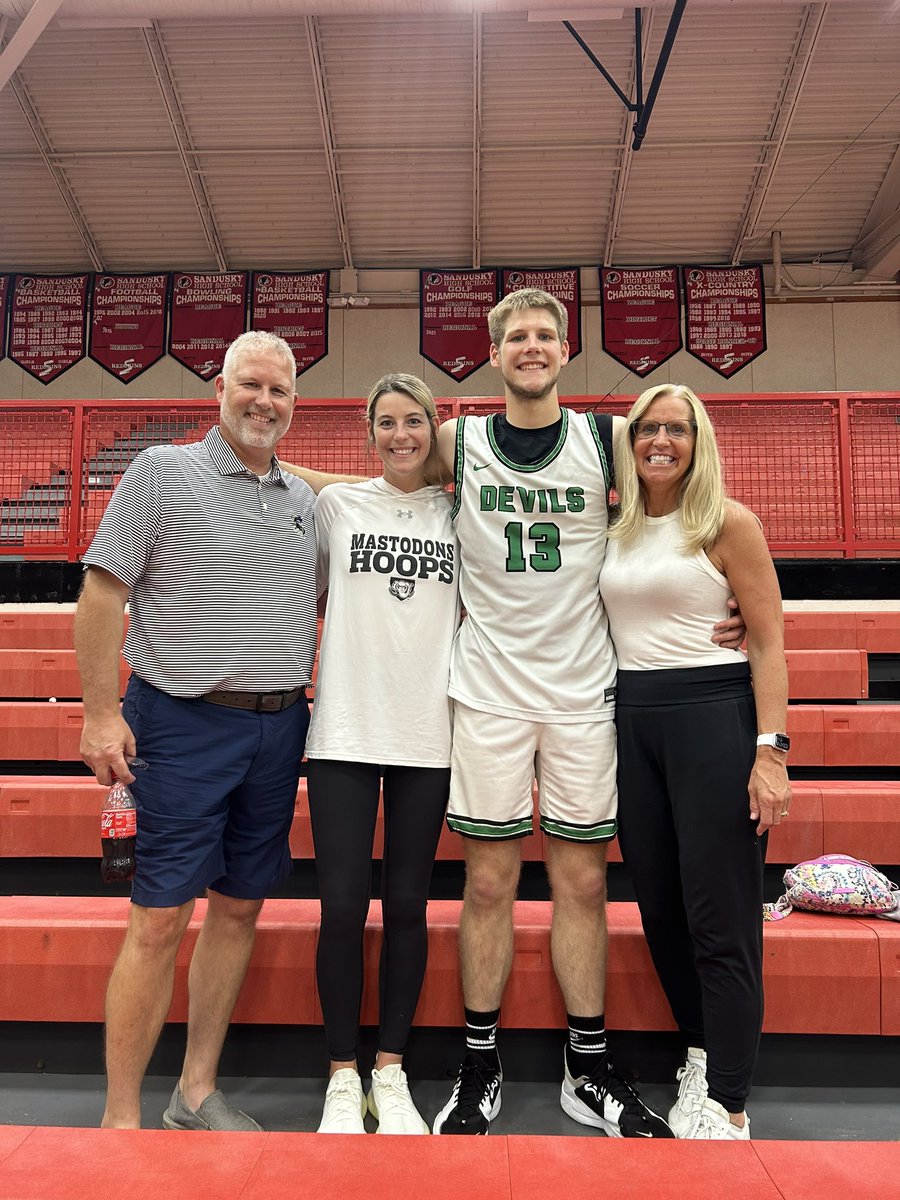 doug_muxlow's tweet photo. Thumb Senior All Star Game🏀 2x Thumb POY @kendal_muxlow in the house & judges the dunk contest and current Thumb POY @gaden_muxlow knocks down 4 triples in an East win! Congrats @KolakovichTrey Game MVP @KroetschZachary 3 Pt Shootout #Warriorbound https://t.co/bawDR6i7a3