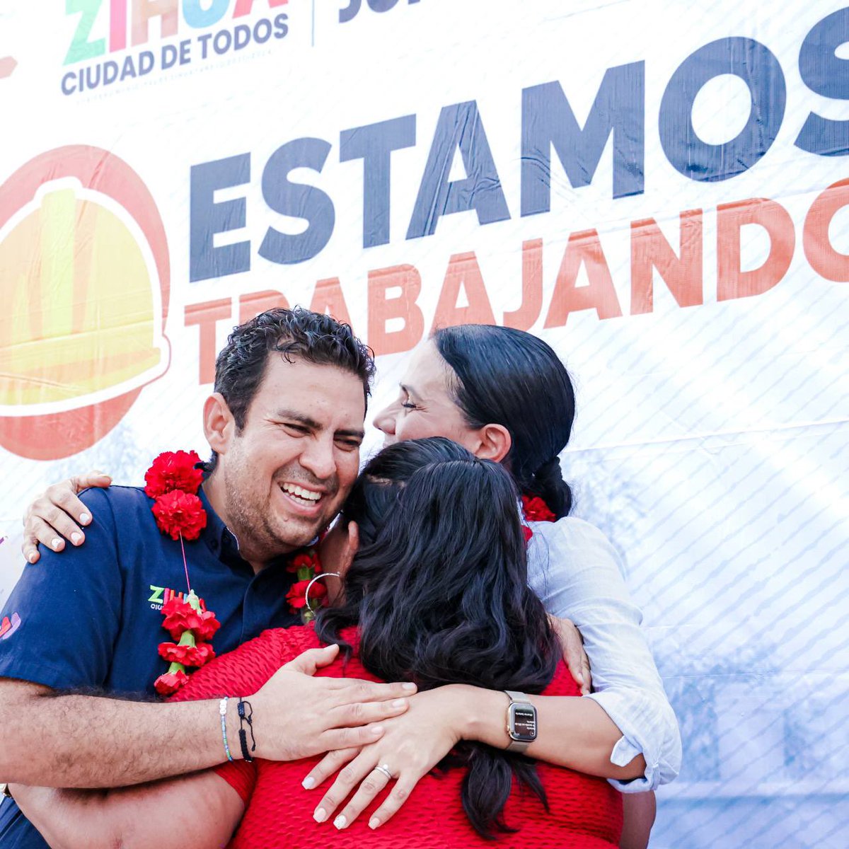 jorgexsa's tweet photo. ¡Los sueños claro que se cumplen!
Hoy la comunidad de Los Almendros estrena su calle principal gracias al programa #ManoconMano, que ha sido un gran ejemplo de trabajo en equipo esta obra de 300 metros lineales que a la fecha ha sido la más grande de este noble programa. https://t.co/eB90FmxUb5
