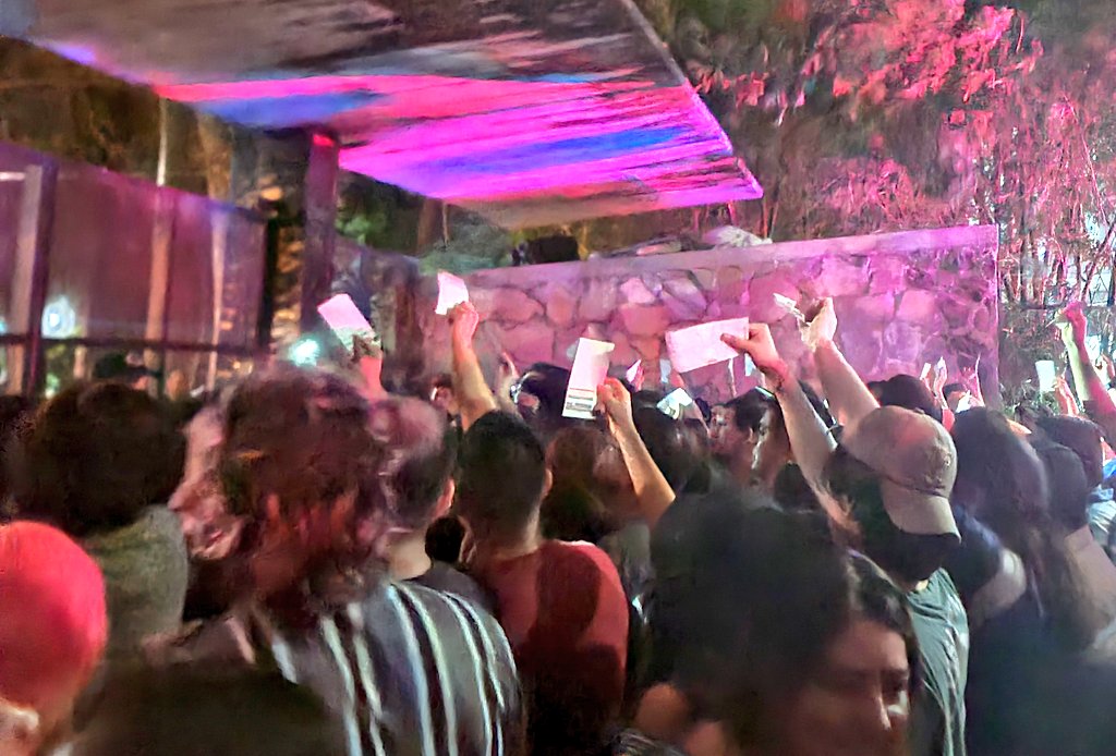 SoloMexicanos's tweet photo. A punto de pasar una desgracia en la entrada al #Conchachela @GuadalajaraGob ya que la policía no deja ingresar a la gente aún cuando traen boleto en mano, hay demasiados niños, ojo @PabloLemusN https://t.co/fOGG5gk9YH