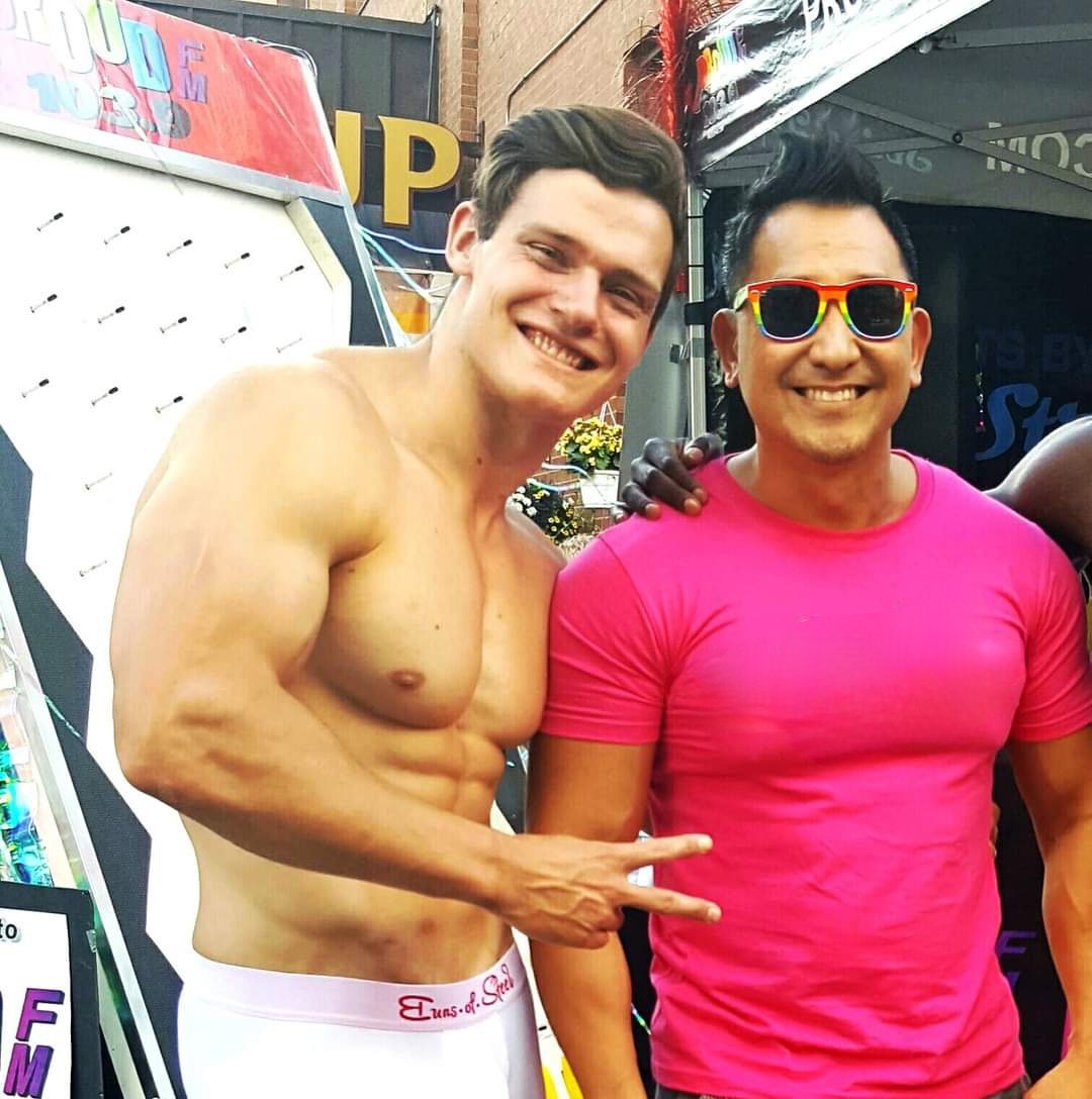Chad_Int's tweet photo. Happy Pride! 🌈🌈🌈 #TryingToBlendIn 😆😁 นึกว่าตัวเองตัวใหญ่แต่เปล่าเลย 555 #โดนข่ม https://t.co/cFIkeGmBq2