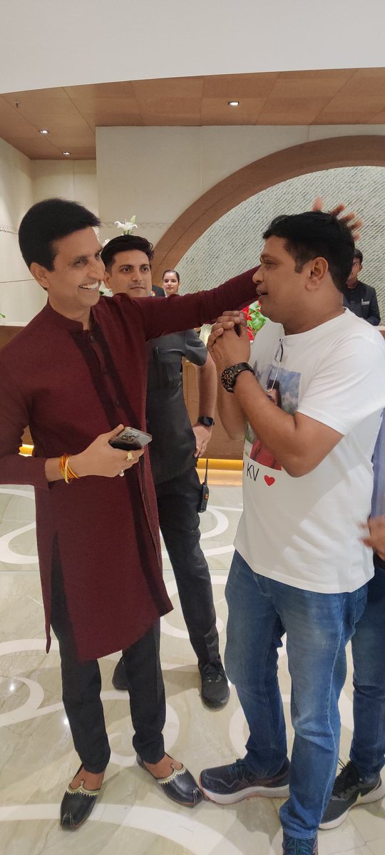 rangeela007's tweet image. सिर पर रख दिया जब हाथ, तो किस बात की चिंता ❤️
प्रातः स्मरणीय गुरुदेव @DrKumarVishwas को प्रणाम..जय सियाराम 🙏