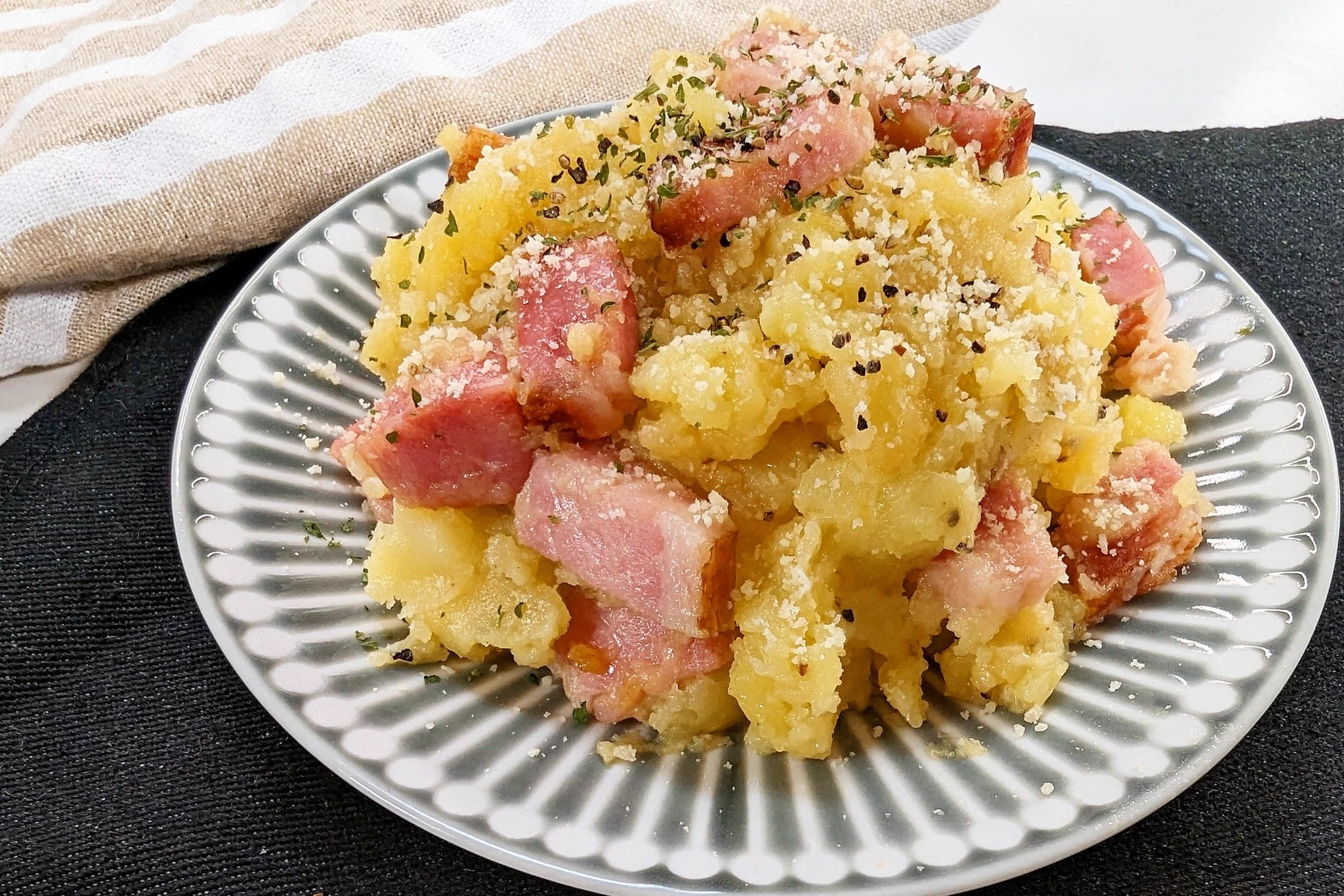 いつも食べているポテサラとは一味違う！おつまみにも良さそうな「本気のジャーマンポテサラ」。