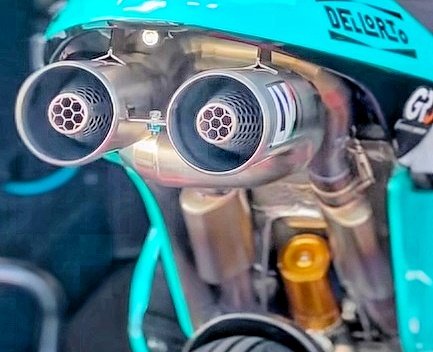 JAM_JAPAN_com's tweet image. MOTO3-leovinceに新型マフラー
排気量が小さいクラスには独自の
技術開発がありますね。
サイレンサーエンドの網にも理由が有ります。
#moto3
#leopardracing
#leovince
#マフラー
#リアルGPスペック