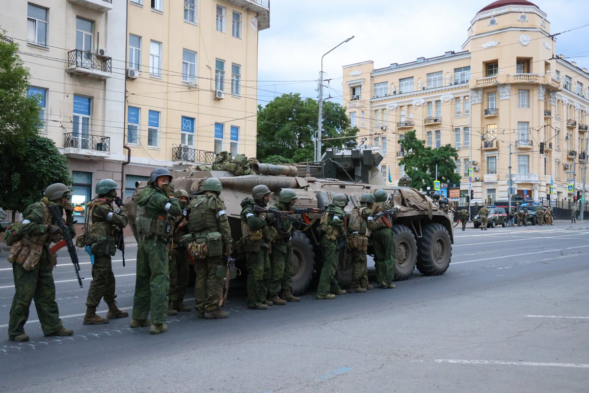 MundoEConflicto's tweet photo. 🇷🇺 ¿GOLPE EN MARCHA? 🇷🇺

-El Grupo Wagner se rebeló contra Putin.
-Prigozhin acusa a Moscú de atacar a su personal.
-Los paramilitares dicen ir camino a Moscú.
-Habrian tomado Rostov del Don, sin confirmación del Kremlin.

Cobertura ininterrumpida. https://t.co/yTIHil3sJd