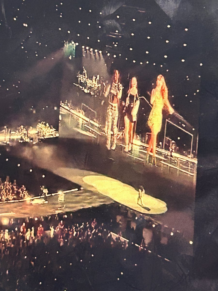 snowglobe allie (swiftball era) tweet media