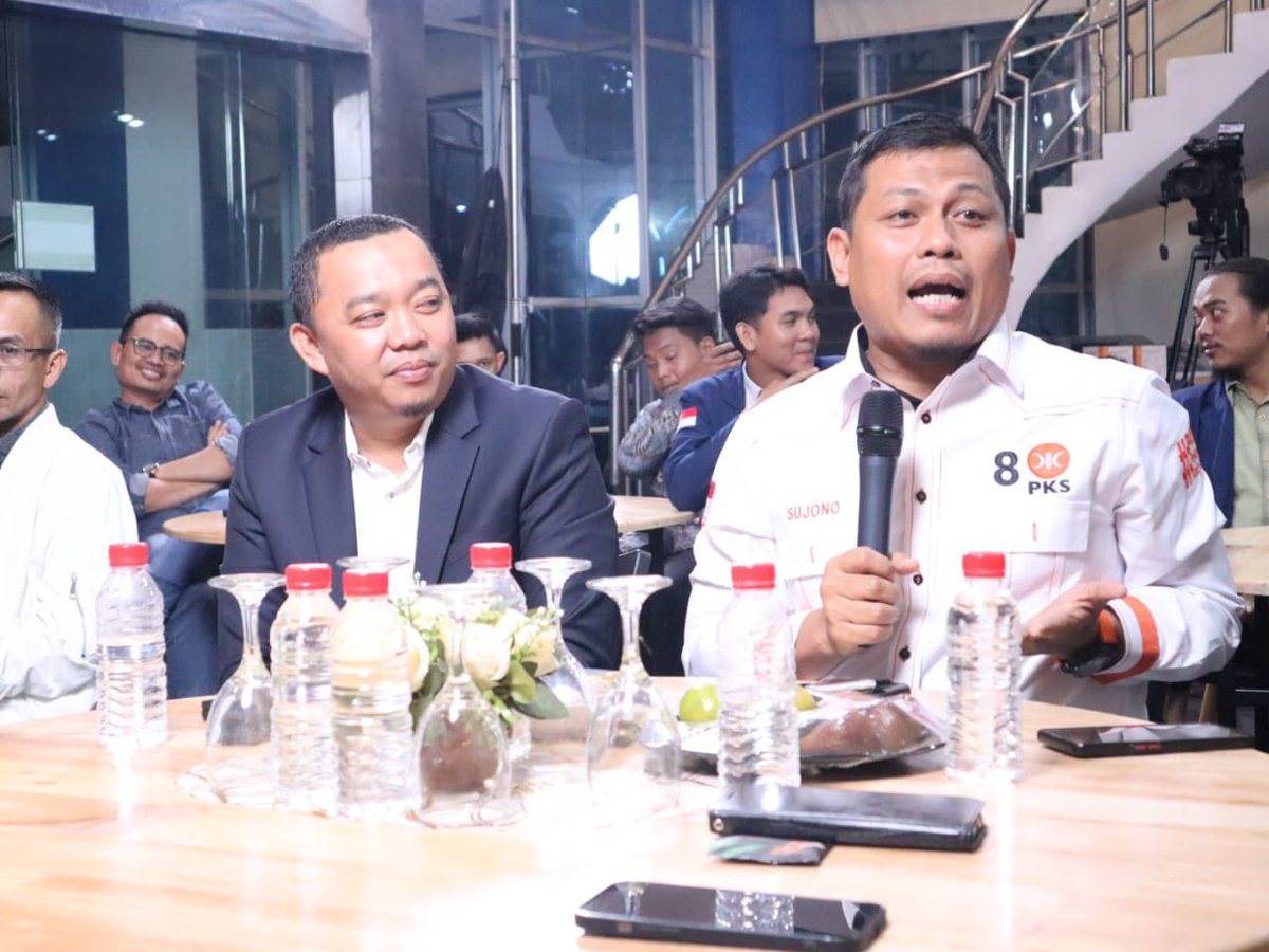Jumat malam ( 23/6/23 ) bersama pengamat politik, perwakilan mahasiswa dan politisi dari partai lain, Ketua DPW PKS mengikuti dialog yang diadakan dan disiarkan langsung secara live oleh salah satu tv swasta di Bengkulu

Lengkapnya: 
👉🏻 bengkulu.pks.id/2023/06/dialog…

#PKS
#PKSBengkulu